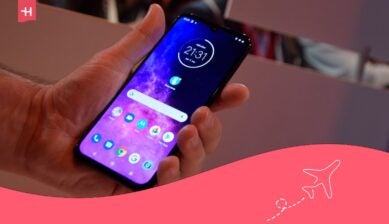 Smarttelefon fra Motorola med Android-skjerm, brukt som eksempel på en kompatibel telefon for eSIM-aktivering.