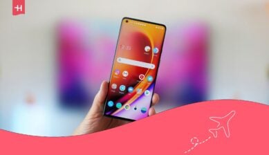 OnePlus-smarttelefon i hånden med eSIM-støtte, illustrasjon for guide om hvordan bruke eSIM på OnePlus-telefoner.