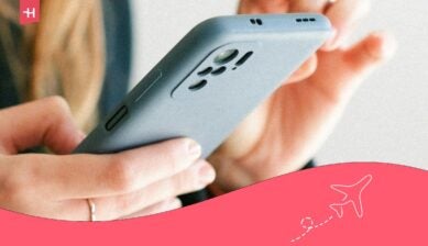 Person bruker mobilen for å få internett i Japan