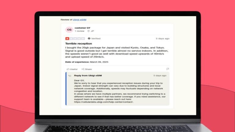 Skjermbilde av en 1-stjerners anmeldelse på Trustpilot for Ubigi eSIM, der en reisende i Japan rapporterer om dårlig innendørs dekning og varierende hastigheter i Tokyo og Osaka.
