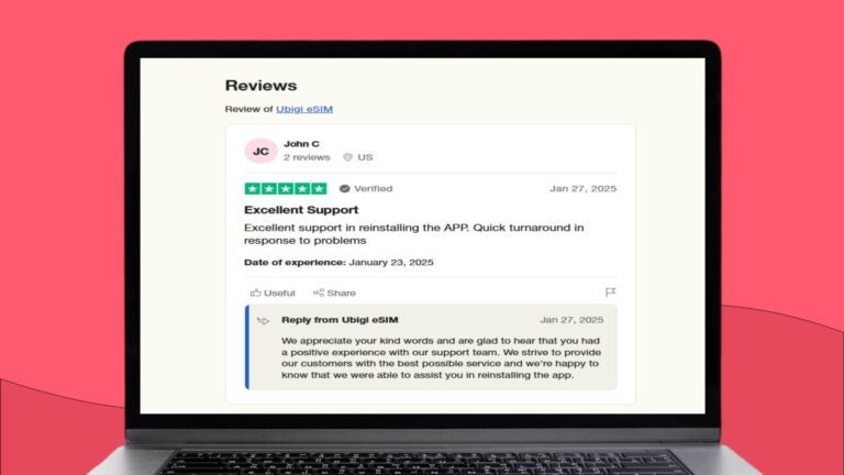 Skjermbilde av en positiv 5-stjerners Trustpilot-anmeldelse for Ubigi eSIM som roser selskapet for utmerket kundestøtte ved reinstallering av appen.