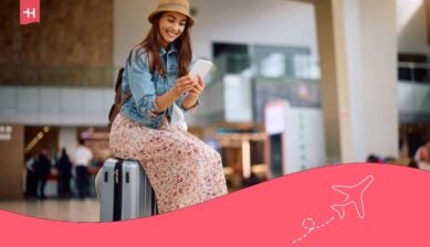 Reisende bruker mobilen med eSIM for Vietnam på flyplassen