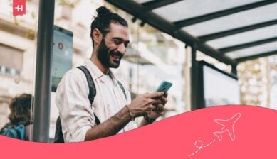 Person bruker mobilen mens han venter, med fokus på internett i Australia