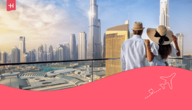 Et par nyter soloppgangen over Dubais skyline som utvalgt bilde til en artikkel om internett i Dubai