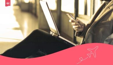 Person bruker mobil og bærbar PC for å få internett i Europa