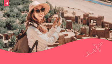 Turist som tar bilder av Ait Benhaddou, som et hovedbilde for en artikkel om internett i Marokko.