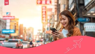 Reisende bruker mobilen for å få internett i Thailand