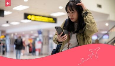 Reisende ser på mobilen for å få internett i USA på flyplassen