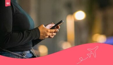 Person ser etter simkort i utlandet på mobilen