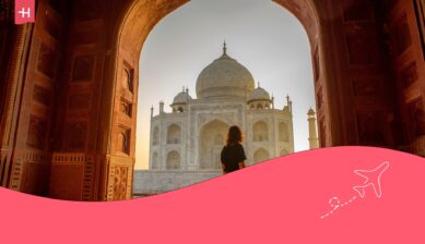 Kvinne som beundrer Taj Mahal som utvalgt bilde til en artikkel om internett i India