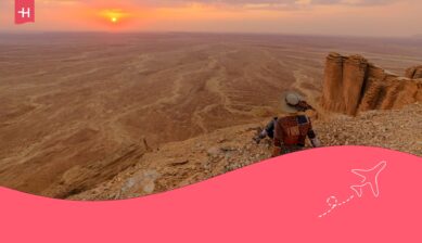 Kvinne som skuer utover Tuwaiq-fjellkjeden i Riyadh, som hovedbilde for en artikkel om internett i Saudi-Arabia.